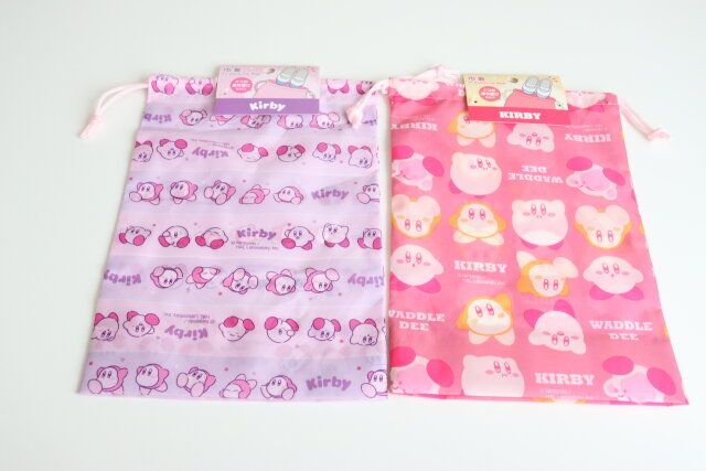 ダイソーの41339 星のカービィ 巾着 ボーダーと41340 星のカービィ 巾着 カービィ＆ワドルディのパッケージ