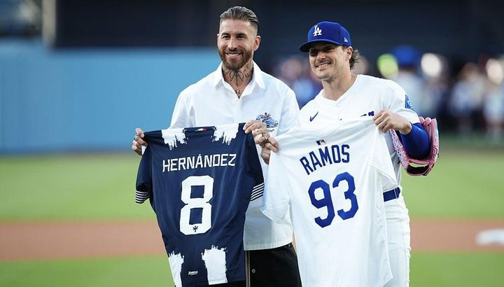 大谷翔平の前でサッカー界の超レジェンドが始球式！「投げ方のギャップ凄すぎ」