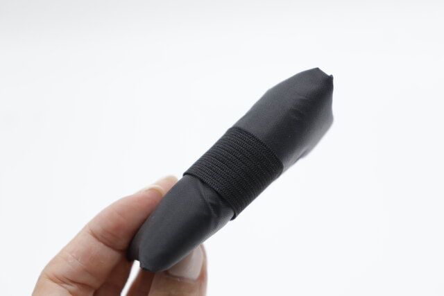 セリアの洗えるコンパクトランチバッグはゴムバンドでコンパクトにまとめられる