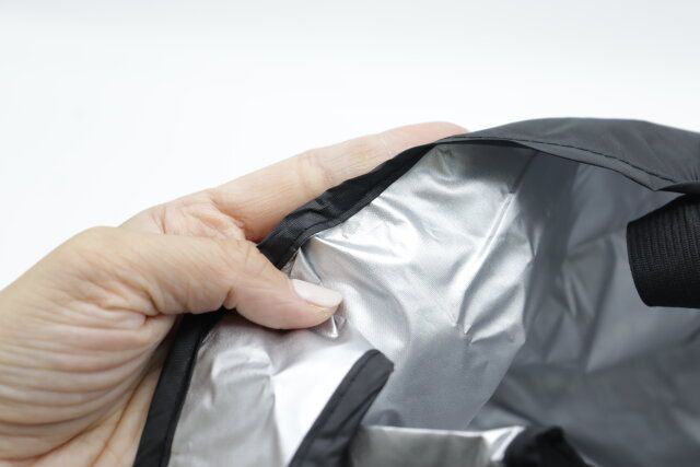 セリアの洗えるコンパクトランチバッグは内側がアルミコーティングされている