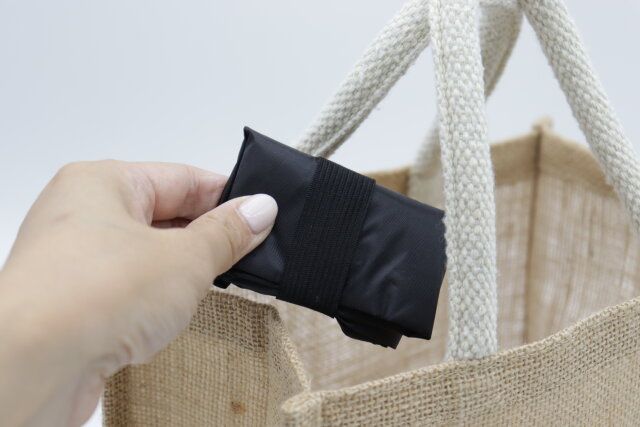 セリアの洗えるコンパクトランチバッグはコンパクトで持ち運びに便利