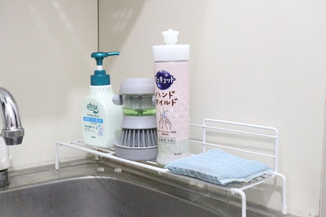 ダイソーの掃除道具が置けるワイヤーコンロ奥ラック