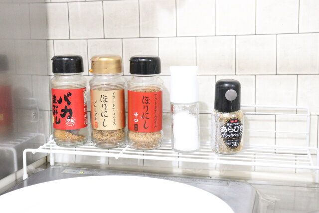 ダイソーの調味料が置けるワイヤーコンロ奥ラック