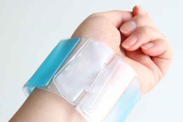 手首用クールバンド 装着