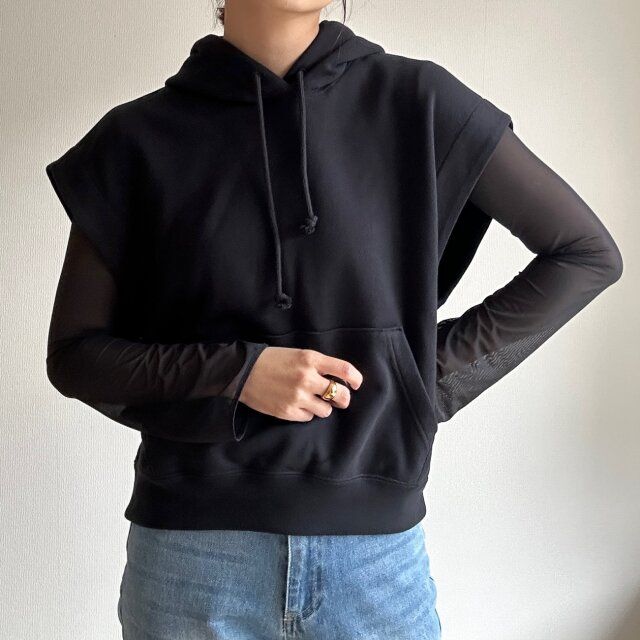 ユニクロ スウェットノースリーブパーカー BLACK 着用