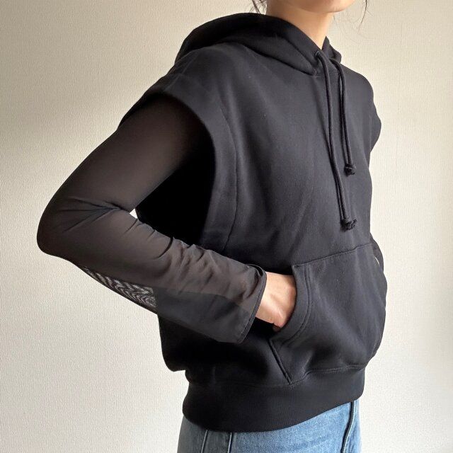 ユニクロ スウェットノースリーブパーカー フロントにはポケット付き