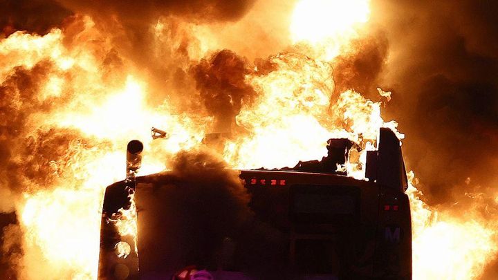 バスが全焼…暴徒化したファンが無観客試合に乱入、軍隊が介入する事態に