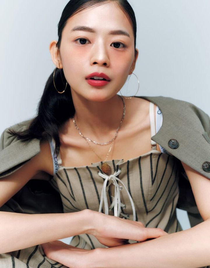 描くチーク モデル＝松木育未