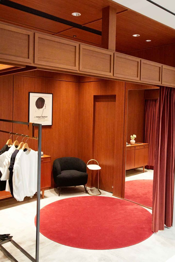 画像: とっても大きな試着室でラグジュアリーなお買い物が楽しめます