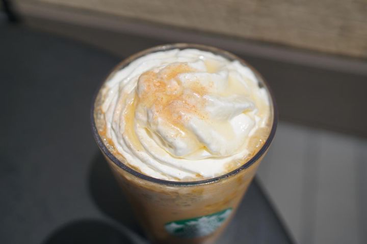 「アールグレイ ブーケ & ティー ラテ」カスタマイズ：アールグレイブーケパウダー多め（無料）、ハチミツ多め（無料）