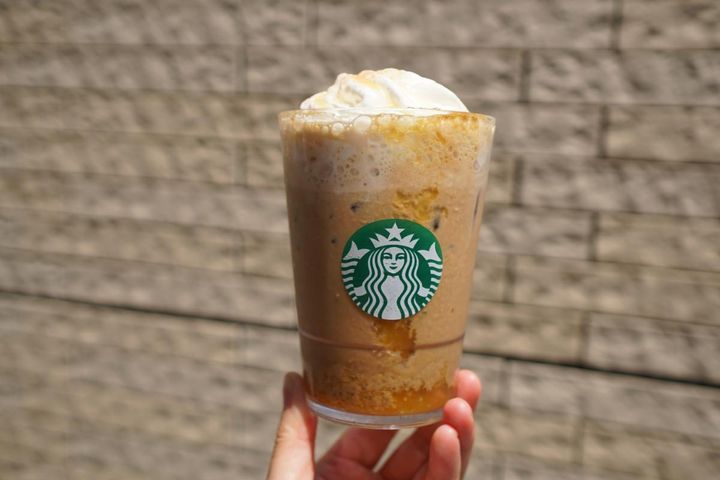 「アールグレイ ブーケ & ティー ラテ」」カスタマイズ：アールグレイブーケパウダー多め（無料）、ハチミツ多め（無料）、元々のシロップ多め（バニラフレーバーシロップ）（無料）、 ベルガモットシトラスパウダー多め（無料）、アーモンドミルクに変更（＋55円）、シトラス果肉追加（＋110円）