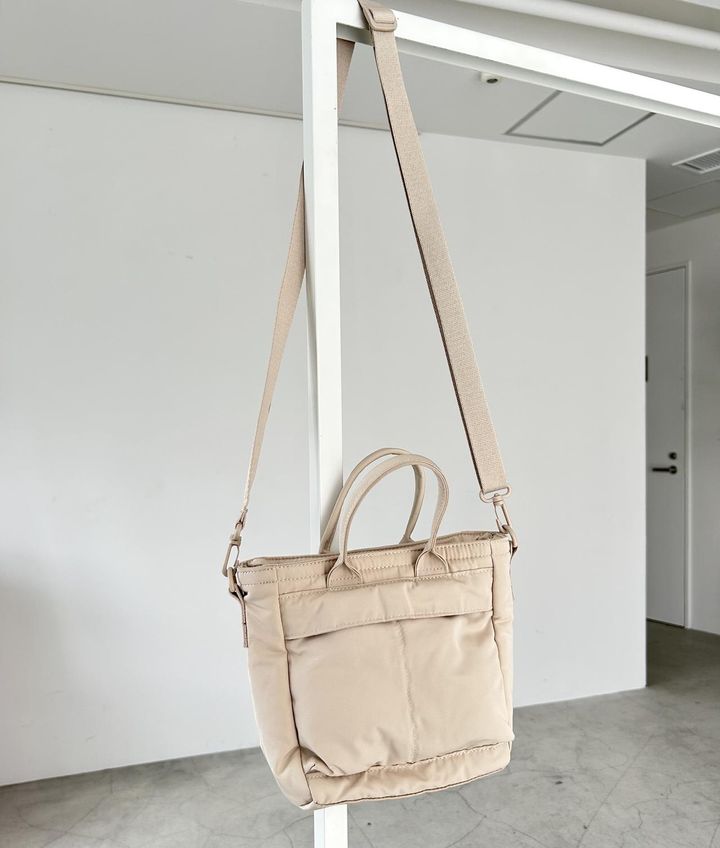 画像: 【ユニクロ】2WAYユーティリティミニバッグ¥1,990 www.uniqlo.com