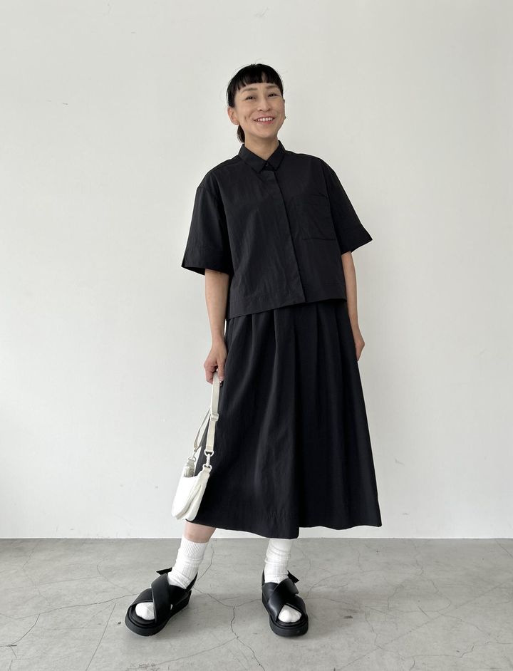 画像: 【ユニクロ】ナイロンボクシーショートシャツ/5分袖¥2,990（Lサイズ着用）、ナイロンキュロット¥3,990（Mサイズ着用）、ラウンドウルトラミニバッグ¥1,290 ※佐藤さんの身長：165㎝ www.uniqlo.com