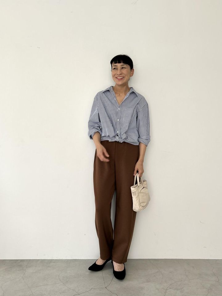 画像: 【ユニクロ】ブロードシャツ/ストライプ/ボタンダウン¥2,990（メンズ・XL着用）、ドライスウェットカーブパンツ¥3,990（Mサイズ着用）、2WAYユーティリティミニバッグ¥1,990 ※佐藤さんの身長：165㎝ www.uniqlo.com