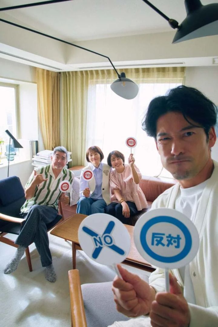 【慎一】カーディガン¥8,990、Tシャツ¥3,990／ともにギャップ 【香織】ブラウス¥26,400／ツル バイ マリコ オイカワ、パンツ¥35,200／エストネーション、イヤリング¥10,800、バングル¥4,400／ともにアビステ 【雄三】シャツ※5月下旬発売¥17,000／バナナ・リパブリック、デニムパンツ¥18,700／ニードバイヘリーテージ（ゲストリスト）、ソックス／私物