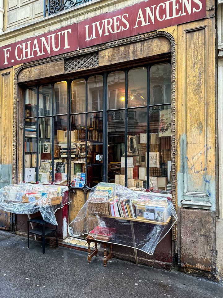 パリの通りにある古本・骨董品屋