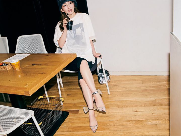 グラフィックTシャツにシアーTシャツを重ねてハーフパンツとリボン付きサンダルを合わせた着こなし