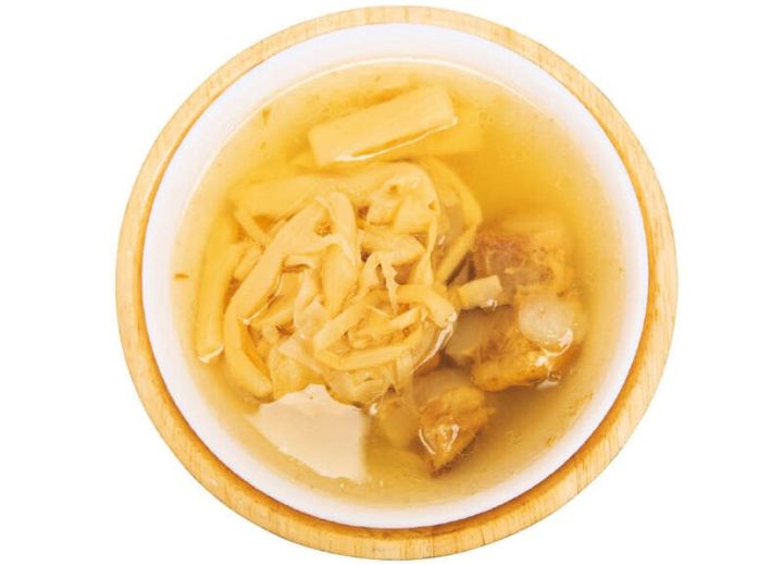 筍とベーコン入り豚スペアリブのスープ（90元）。