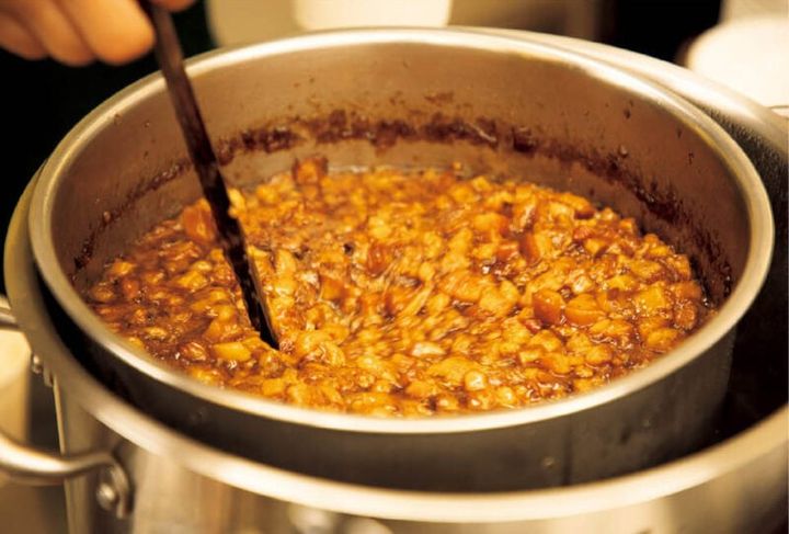 店内で煮込まれている豚バラ肉。