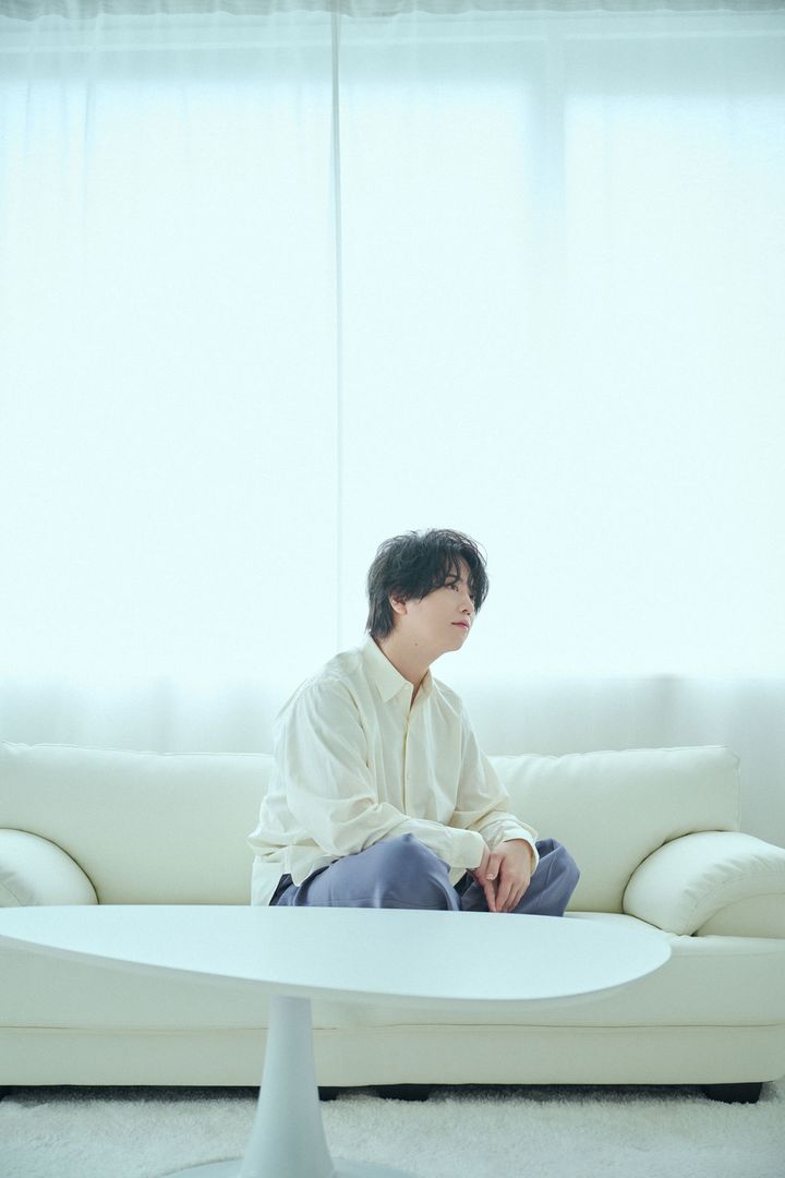 椅子に座る斉藤壮馬