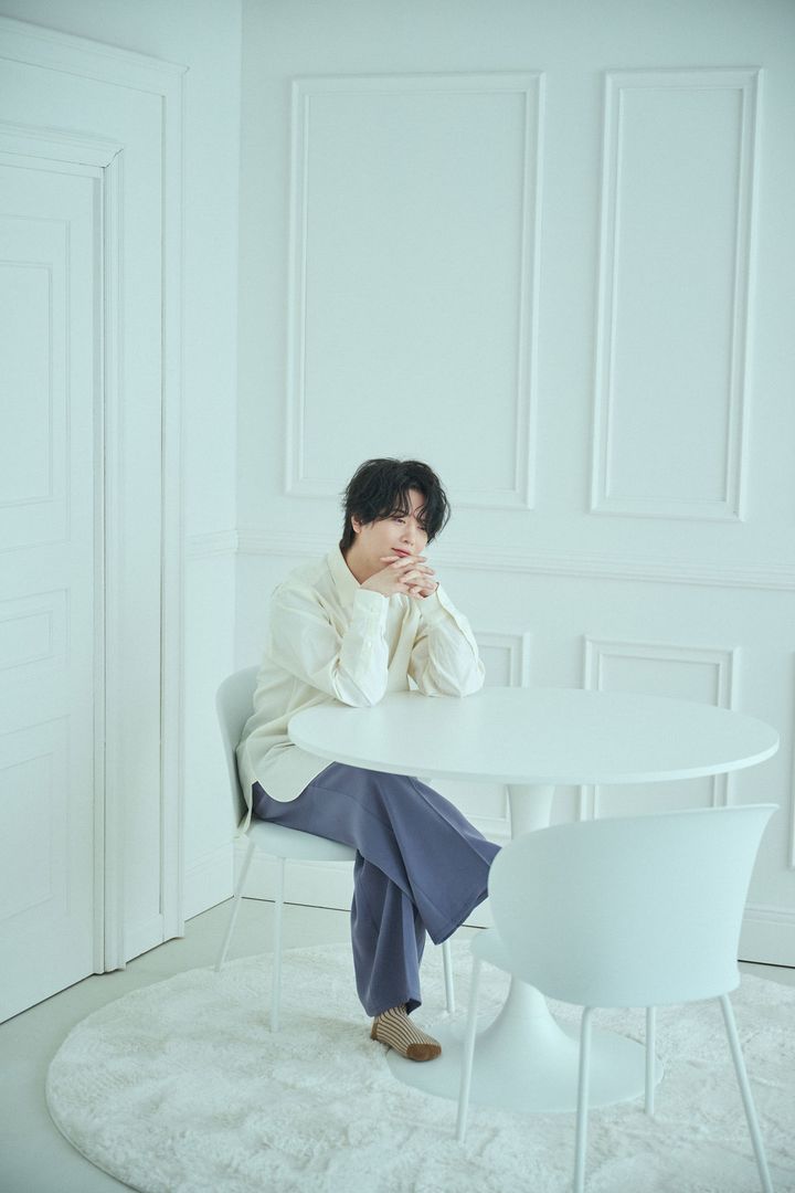 椅子に座る斉藤壮馬