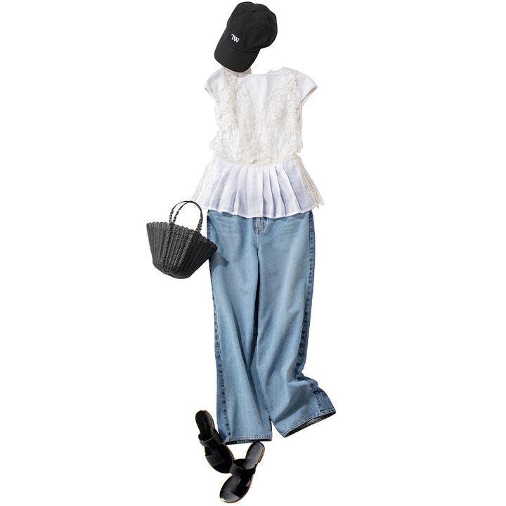 トレンドのレースを重ね着した今っぽさのあるデニムコーデ