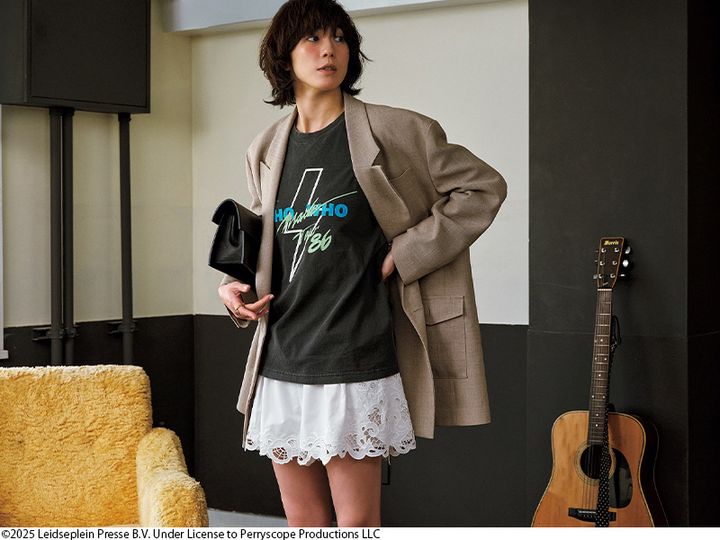 ロックTにミニ丈のレースボトムスを合わせてオシャレな甘辛コーデが完成