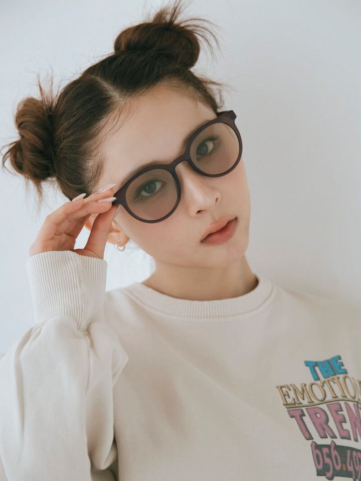 紫外線を浴びるとブラウンにレンズが変化