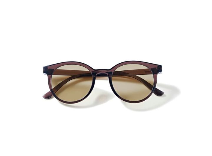 紫外線を浴びるとブラウンのカラーレンズに変化