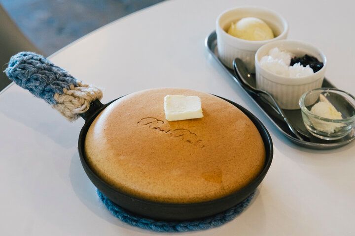 スキレットに乗った厚焼きも♪ふわもちパンケーキがおかわり自由の「Rusa Ruka 自由が丘」