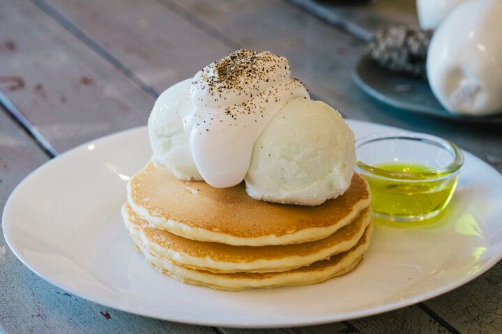 スキレットに乗った厚焼きも♪ふわもちパンケーキがおかわり自由の「Rusa Ruka 自由が丘」