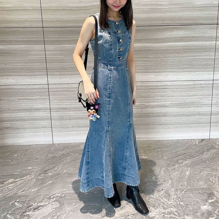 SNIDELのデニムワンピースコーデ