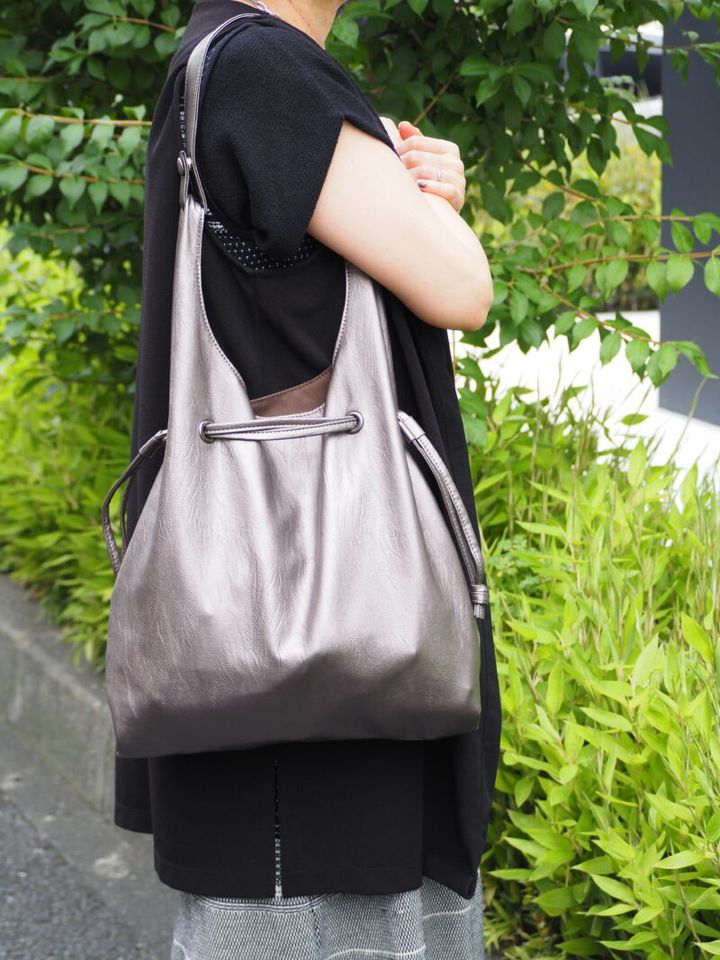 グレージュのラメバッグ