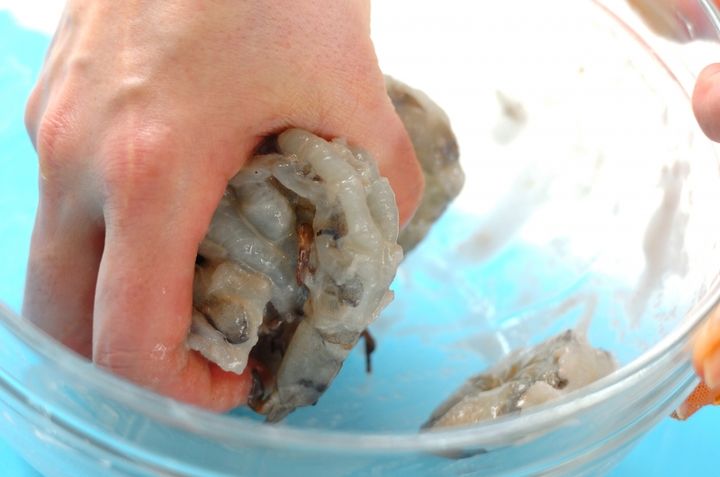 トマト入りエビのチリソース炒めの下準備1