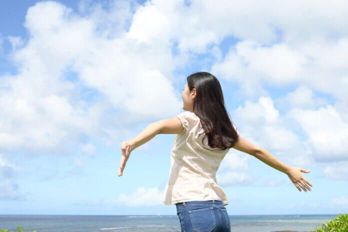 芸能人の不倫が気になる人は友達が少ない？ 気になる心理をチェック