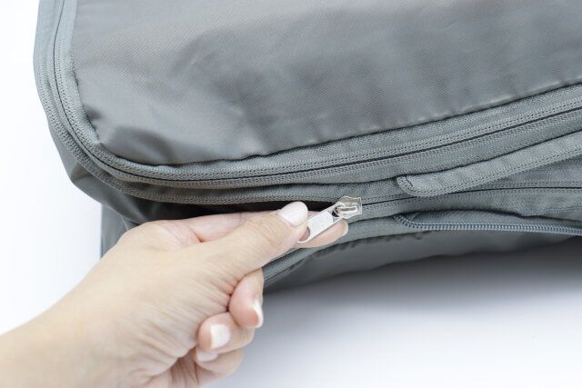 スタンダードプロダクツの圧縮バッグはダブルジッパーで圧縮する