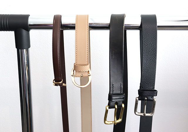 バーに並べて掛けたベルト