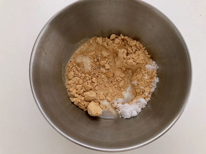 ボウルに材料を入れる