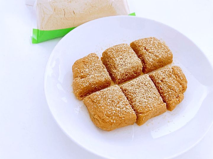 トッピングにきな粉をかけた生きな粉