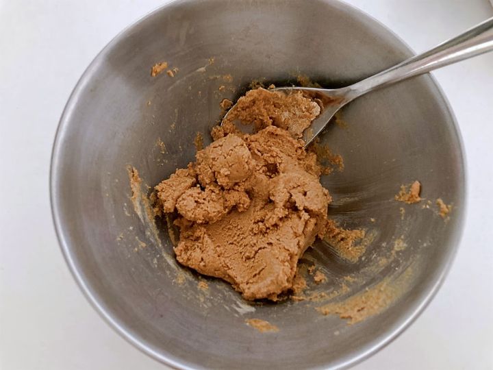 混ぜてひとかたまりになったきな粉