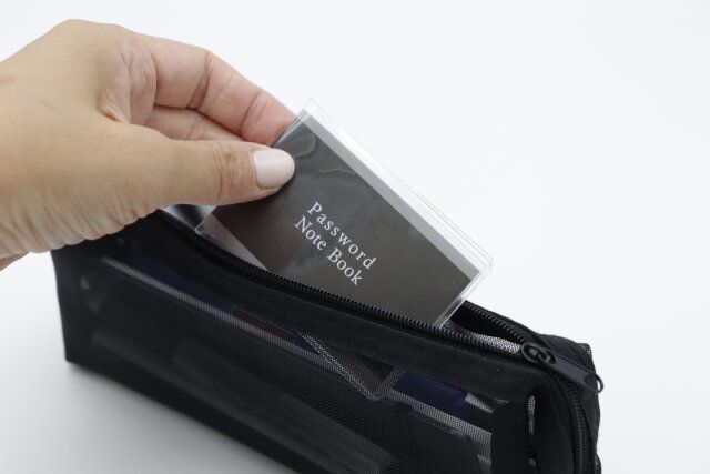 セリアのミニパスワードノートはペンケースにも収まるサイズ感