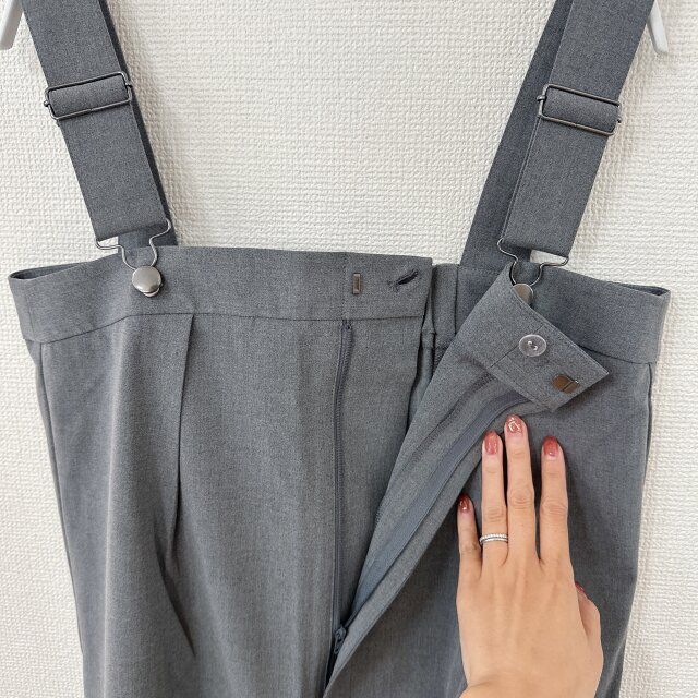 GU タックサロペットパンツQ GRAY 前にはフックとファスナー付き