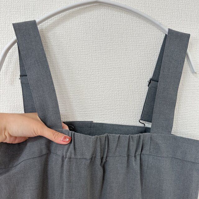 GU タックサロペットパンツQ GRAY 後ろはゴムが入っている