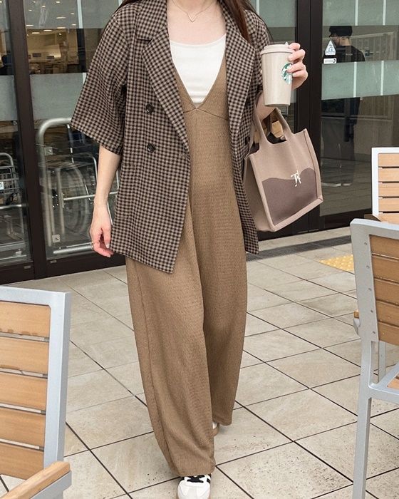 しまむらのブラウンの「チェック柄ハーフスリーブジャケット」×サロペット