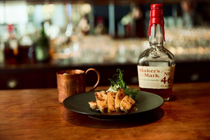 「メーカーズ46のケンタッキーミュール」と「ローストポーク ハニーマスタードソース トリュフポテトピューレ添え」