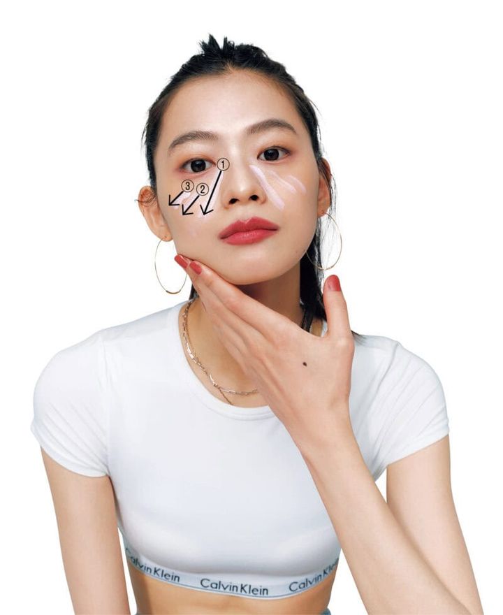 視点を上げて、【フェイスラインのたるみ】印象を薄く