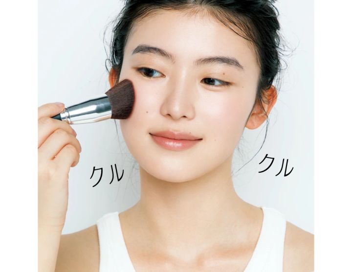 6 ブラシの面で肌を磨くように顔全体にパウダーをまぶす