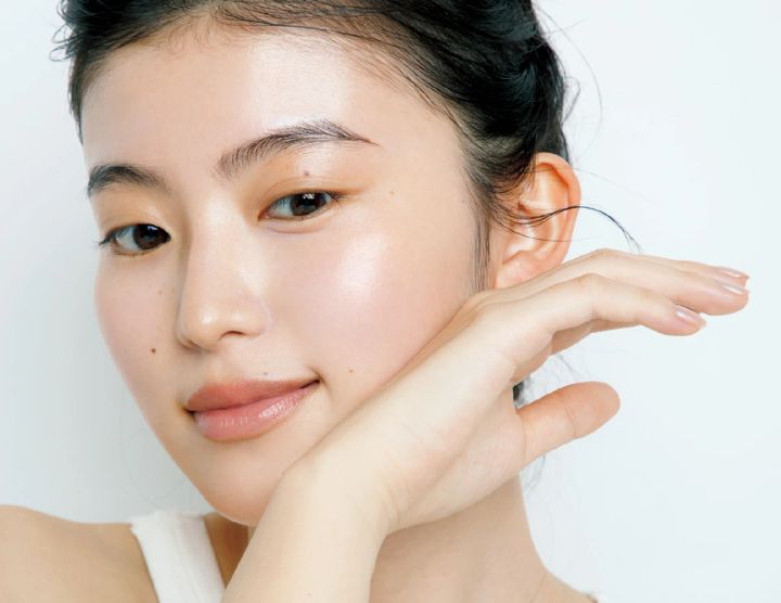 3 手の甲に自然に吸い付くかチェック！