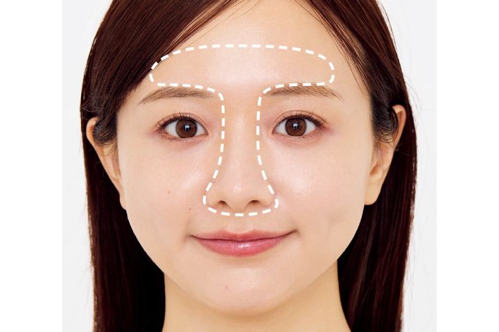 1. Tゾーンに皮脂対策下地を塗る