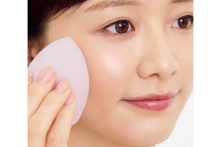 4. チークは水分を含ませたスポンジで叩き込むようにのばす